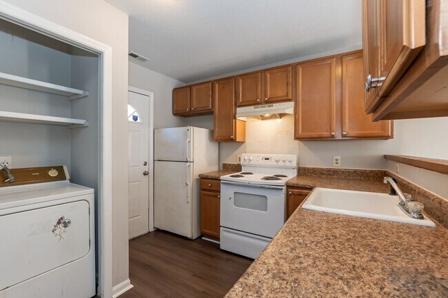 Building Photo - Two Bedroom Home!