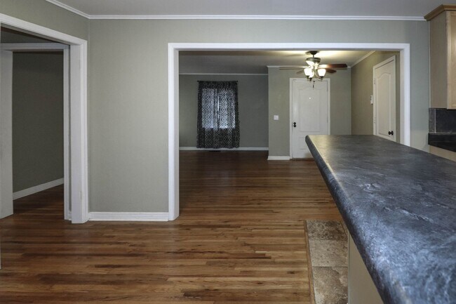 Building Photo - Cozy Bungalow in Brookside area, close to shopping for grocery, coffee shops, restaurants and muc...