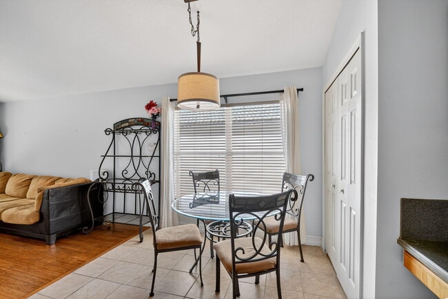 Building Photo - 2725 Pointe Cir