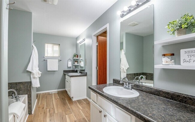 Building Photo - Large 3 bedroom pet friendly home at a gre...