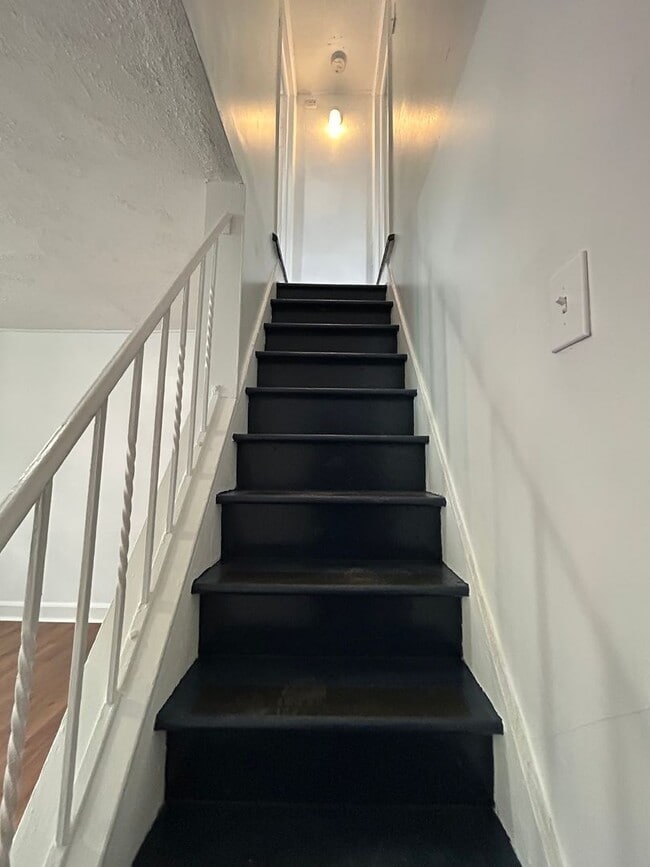 Building Photo - 2 bed 1 bath freshly renovated