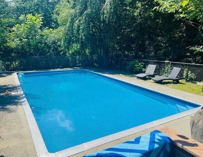 Building Photo - 14 Hoover Rd