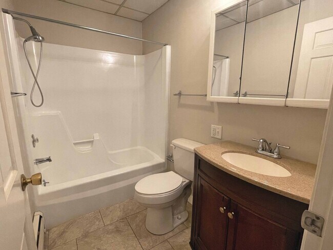 Building Photo - Three bedroom, two full bathrooms house in Enola