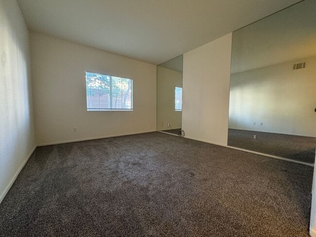 Building Photo - Ground Floor Unit with Tile Floors & Commu...