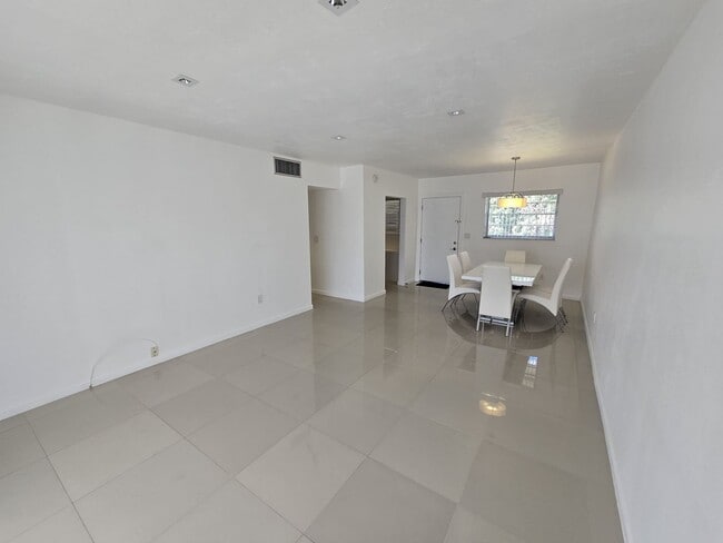 Building Photo - 2-Bed, 2-Bath Miami Condo in HOA Community – Pool, Laundry On-Site