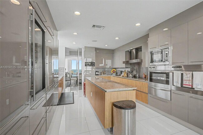 Building Photo - 2627 S Bayshore Dr