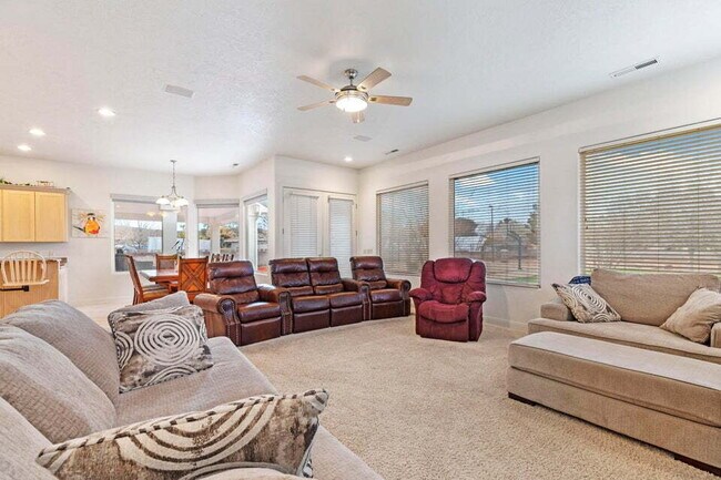Building Photo - Spacious 5 bed 3 bath with large back yard.