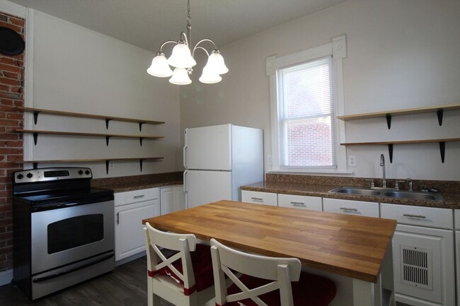 Building Photo - 1 Bedroom 1 Bath House In The Strawberry Hill Neighborhood