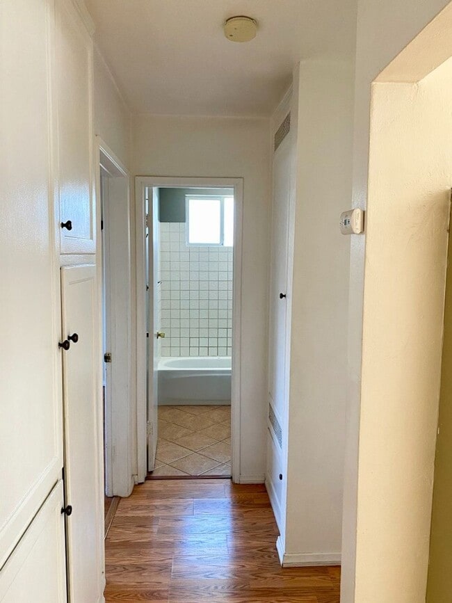 Building Photo - FOR RENT - 2 Br/1Ba 900 SF Cozy Single Sto...