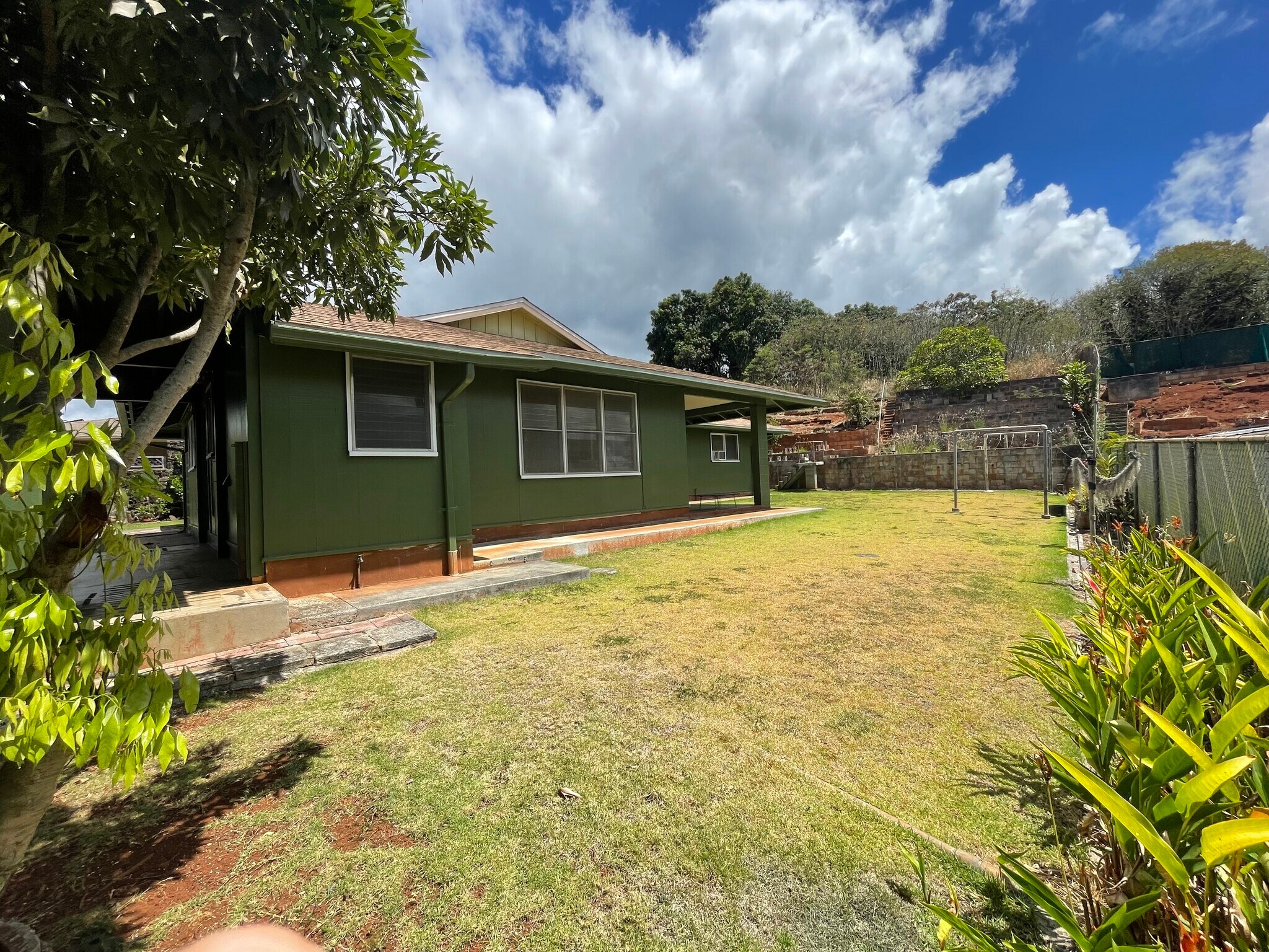 Building Photo - 99-002 Kaamilo St