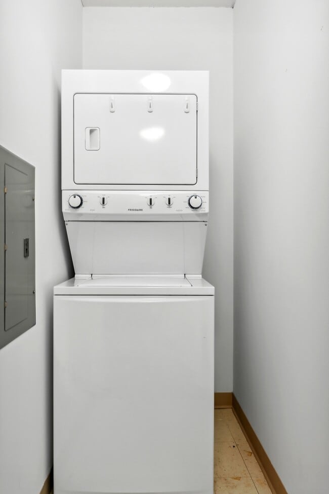 Building Photo - 200 N Jefferson St