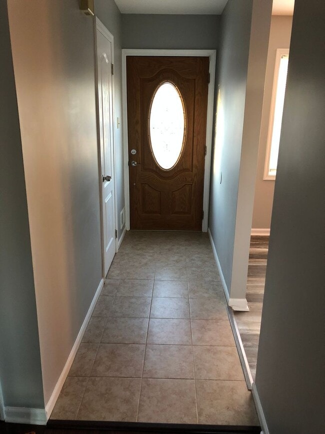 Building Photo - 2 bedrrom + basement Townhouse with Waterviews in Bristol. Large Private Backyard w Deck.