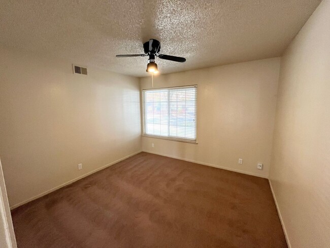 Building Photo - North Merced: $1950 3 bedroom 2 bathroom *