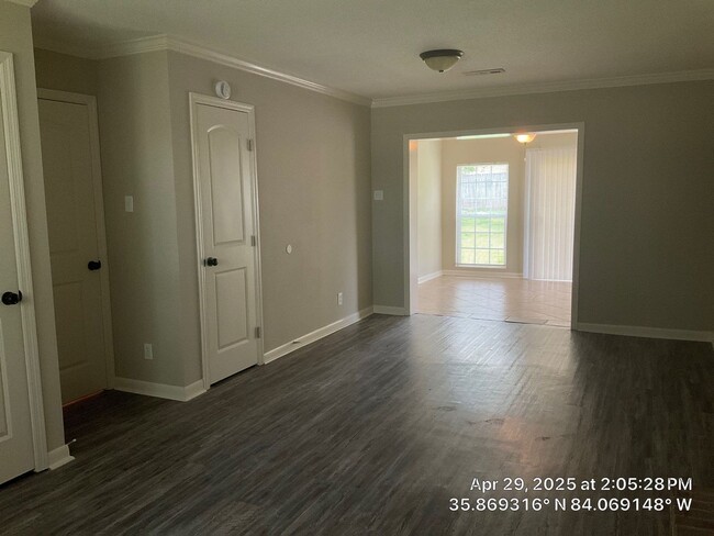 Building Photo - 3 Bedroom / 2.5 Bath House Available Now