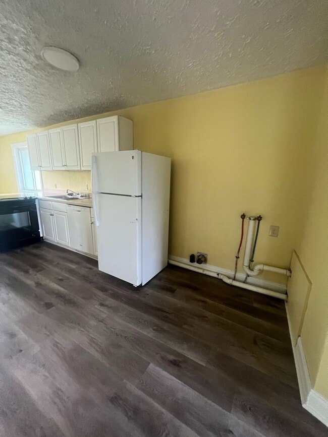 Building Photo - 704 W 4th St