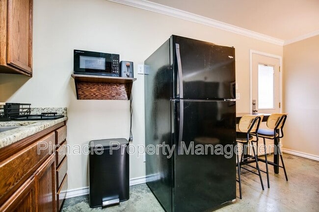 Building Photo - 350 W Ave L