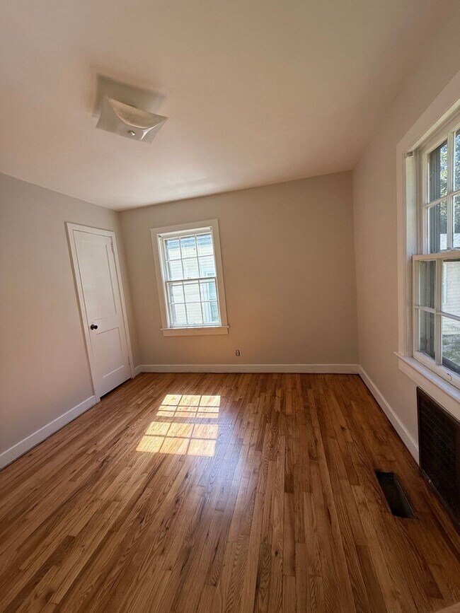 Building Photo - Charming 2 Bedroom Rental with Fresh Updates