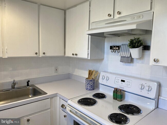 Building Photo - 4817 31st St S