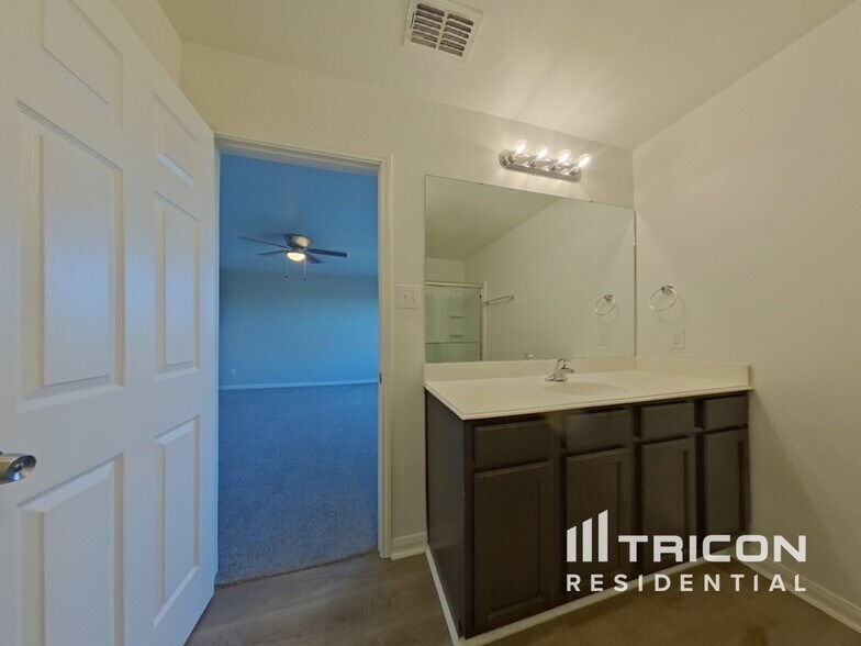 Building Photo - 1335 Coltview Pl
