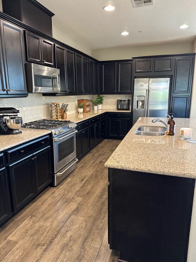 Building Photo - Beautifully upgraded 3-bedroom, 4-bathroom...