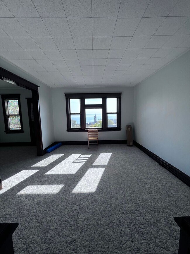 Building Photo - 17 E 6th St