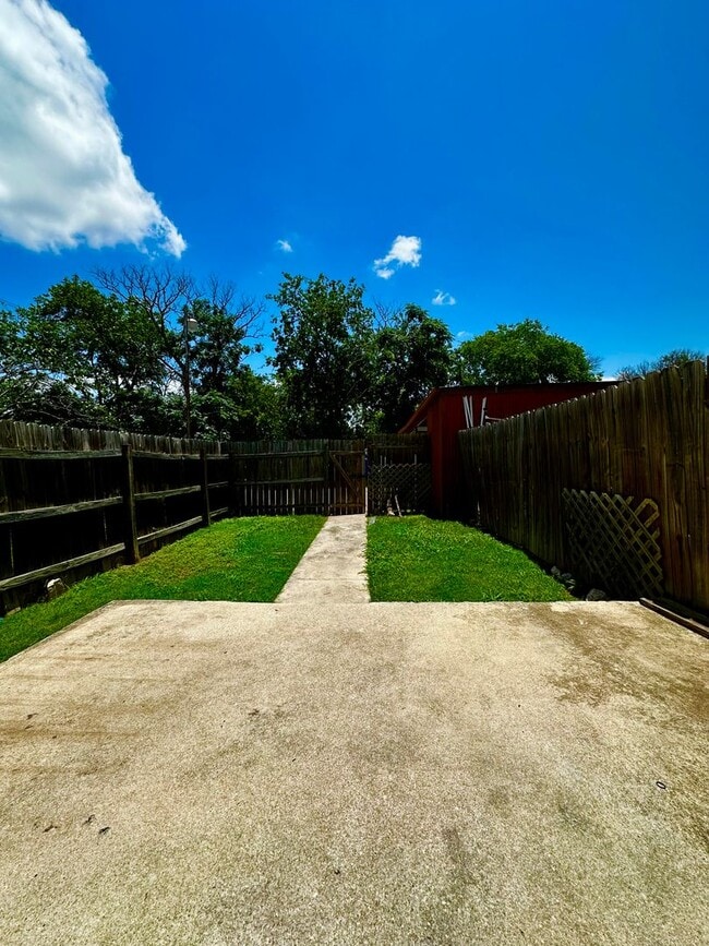 Building Photo - 2 Bedroom Apartment in Kerrvillle