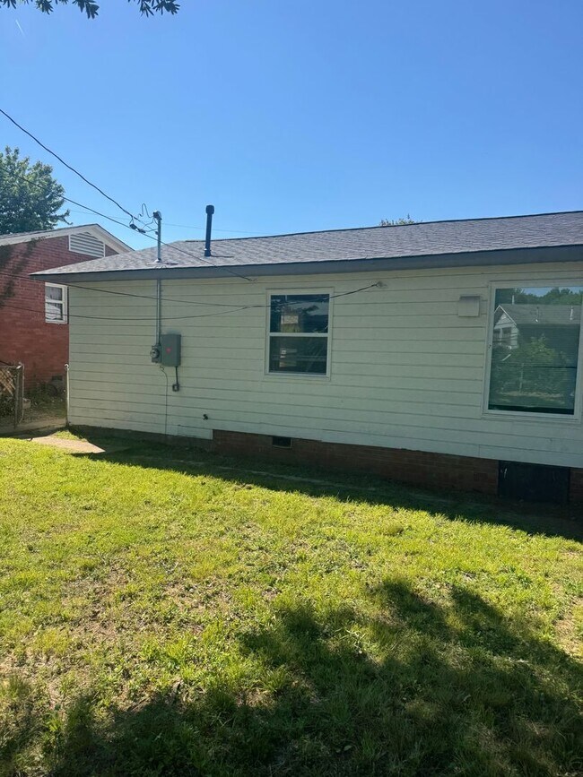 Building Photo - 815 Alida Ave