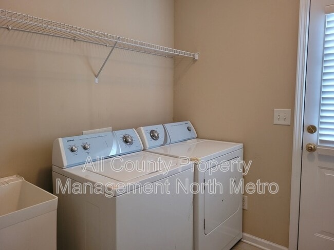 Building Photo - 5005 Foxfield Trace SE