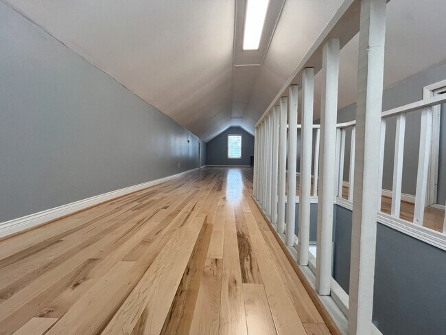 Building Photo - Spacious Multi-Level Living with Vaulted Ceilings and Backyard Access