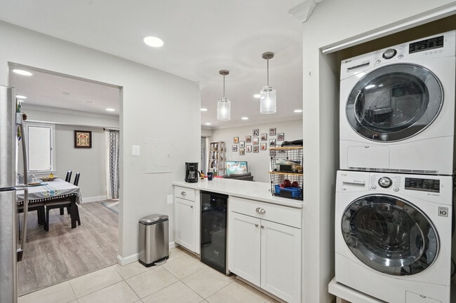 Building Photo - 102 Monroe St