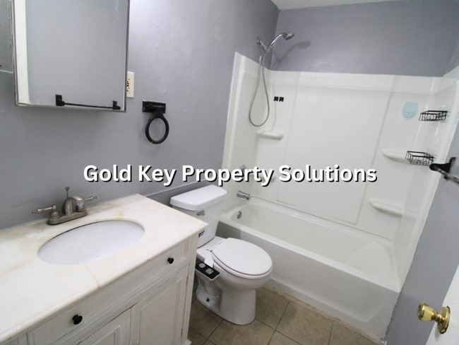 Building Photo - Spacious 3 BR 1 BA Ranch with Main-Level L...