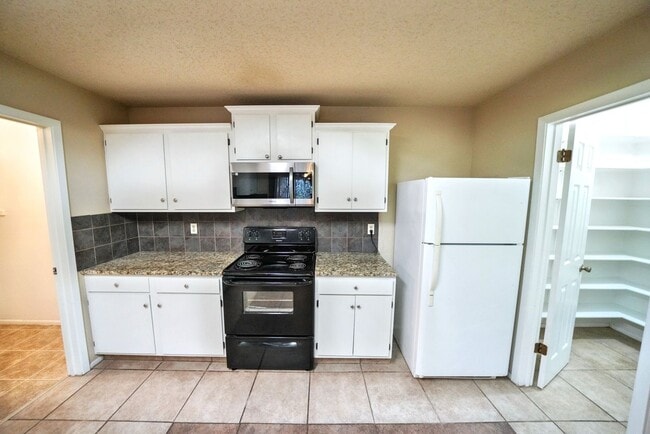 Building Photo - Cozy 3-Bed, 2-Bath with Fireplace in Prime NW Location - Realtor Commission: $500