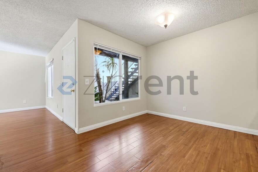 Building Photo - Unit B