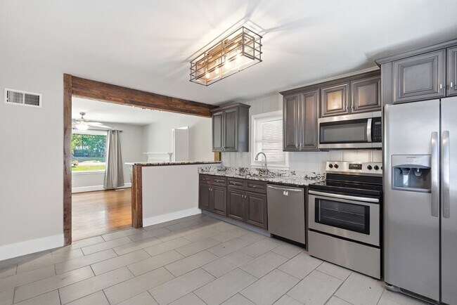 Building Photo - Move-in Ready 3 Bedroom Ranch Home in Eastway Park