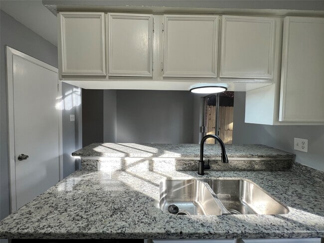 Building Photo - 3208 Briar Ct