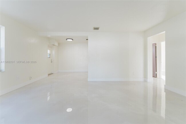 Building Photo - 1621 S 16th Ave