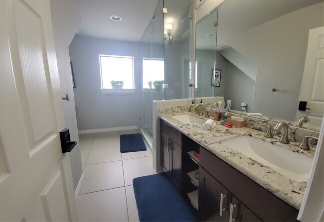 Building Photo - 1413 Holly St