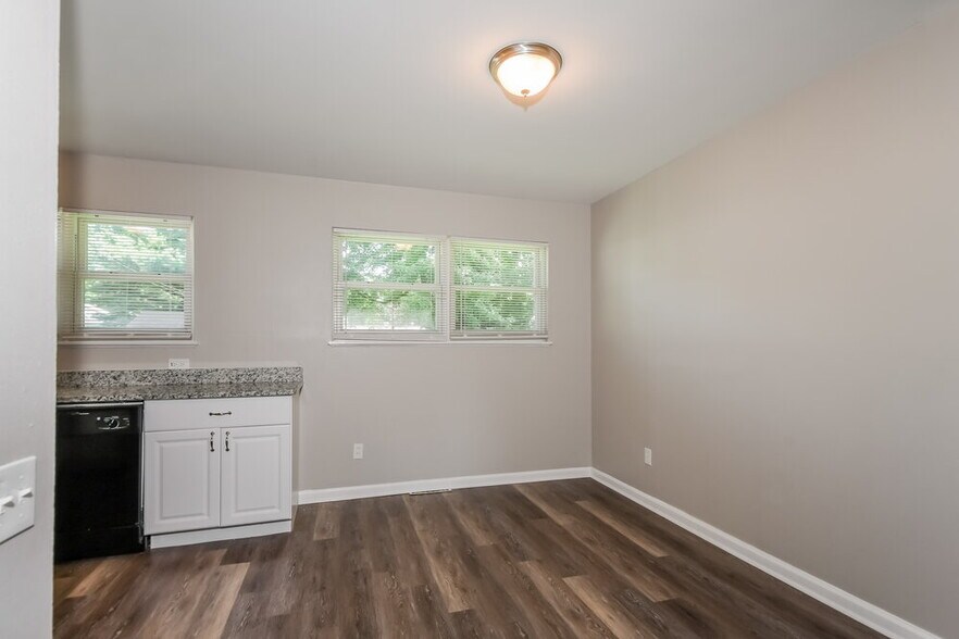 Building Photo - 2325 Flamingo Dr