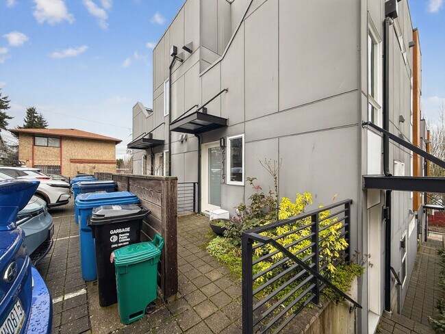 Building Photo - 2013 15th Ave S