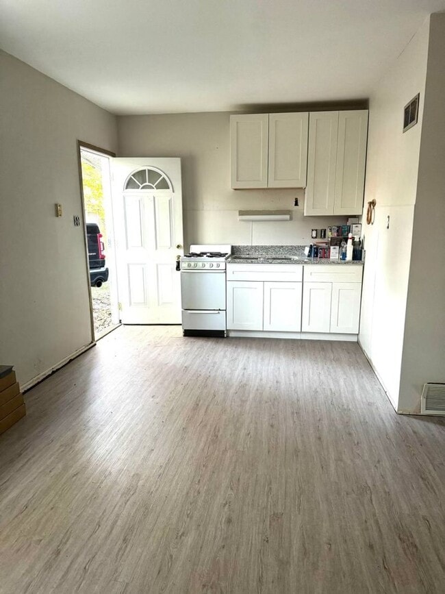 Building Photo - 1 bedroom/1 bathroom downstairs apartment