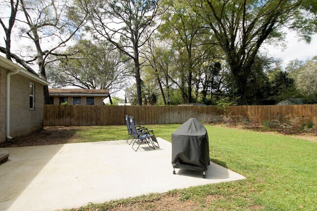 Building Photo - Newer Home in Valparaiso