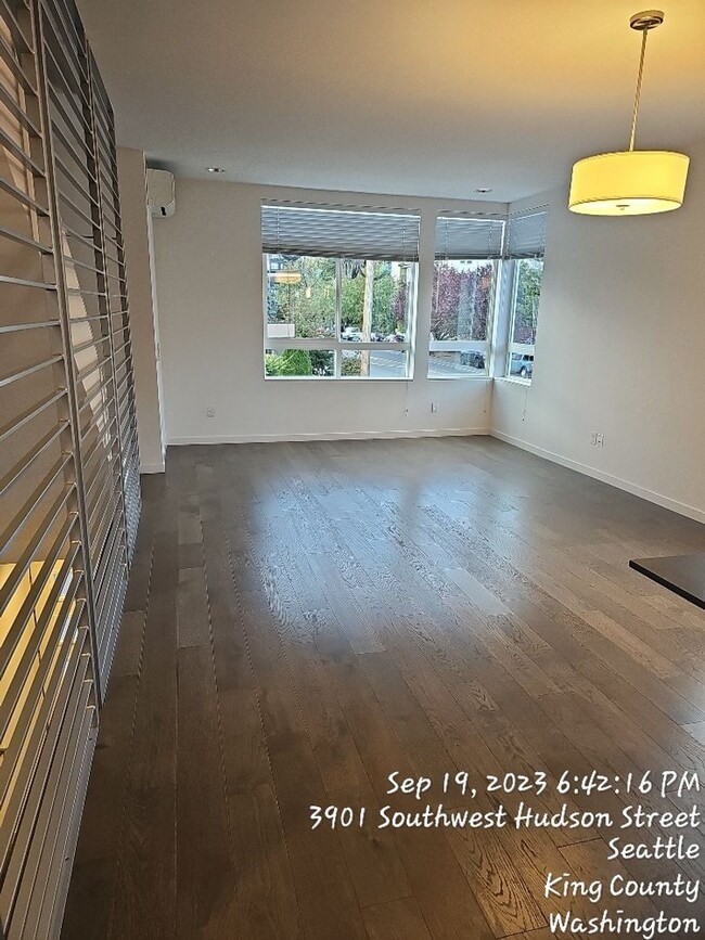 Building Photo - West Seattle townhome - 3 bedroom 3.5 bath...