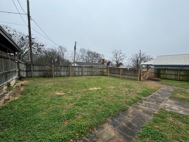 Building Photo - ALL UTILITIES INCLUDED - 2 Bedroom/ 1 Bath Home