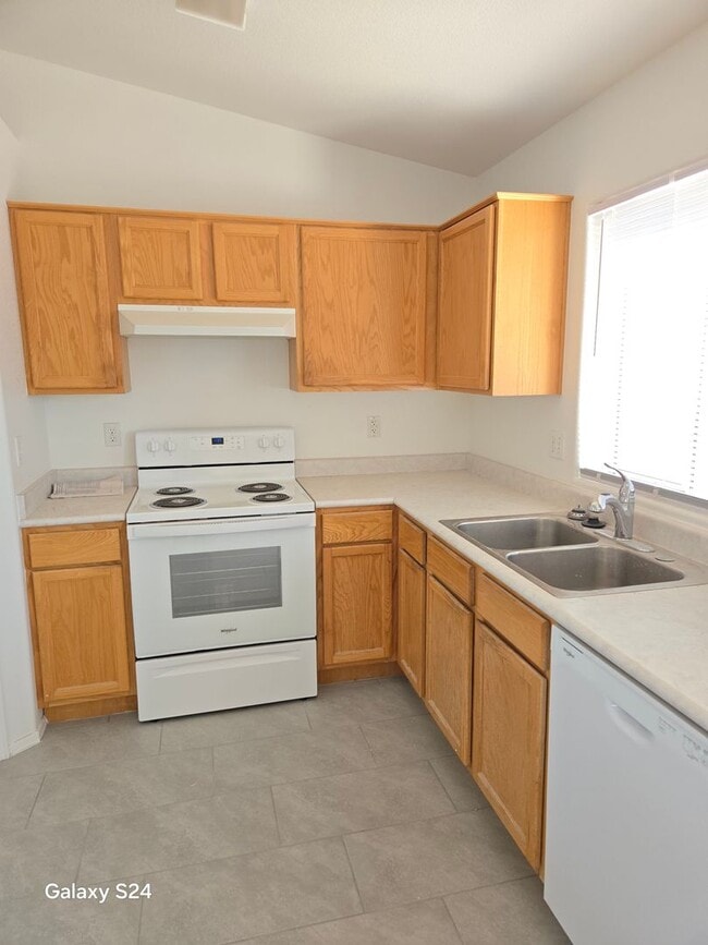 Building Photo - 3 Bedroom, 2 Bath, 2 Car Garage