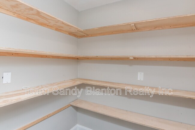 Building Photo - 8238 Li Fair Dr