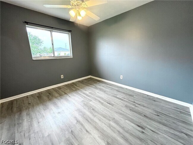 Building Photo - 1720 SE Santa Barbara Pl