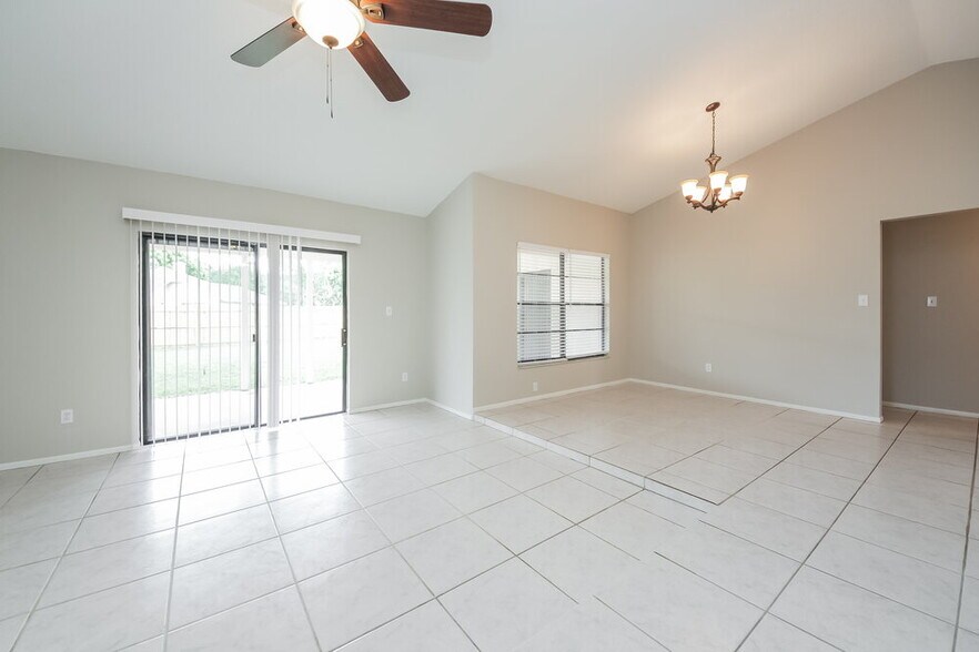 Building Photo - 1000 Dinero Dr