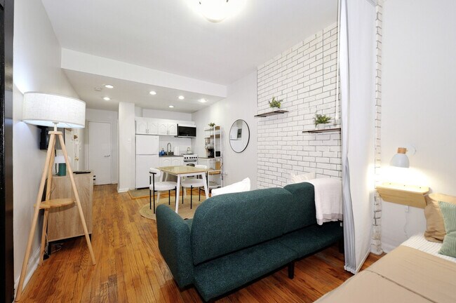 Building Photo - 404 W 40th St