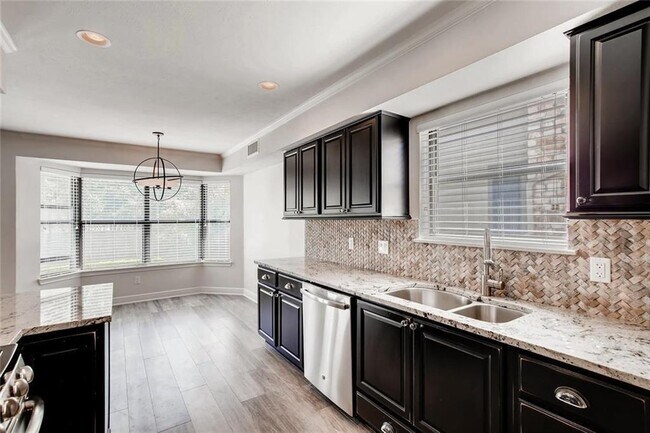 Building Photo - 11401 Oak Knoll Dr
