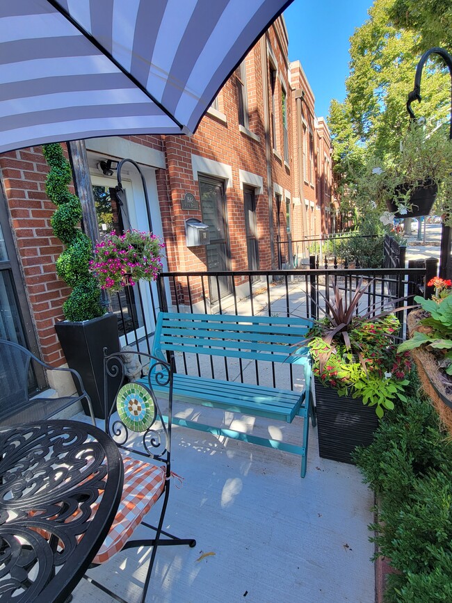 Front Patio - 1646 N Bissell St